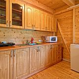 Drewniany domek w Rowach, aneks kuchenny